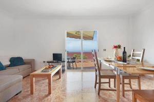 un soggiorno con un tavolo e una sala da pranzo di Stunning 2-Bed House in Puerto de la Cruz a Puerto de la Cruz