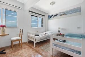 una camera con due letti a castello e una scrivania di Stunning 2-Bed House in Puerto de la Cruz a Puerto de la Cruz