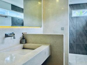 ein Badezimmer mit Waschbecken und Spiegel in der Unterkunft The Loft Villas Echo in Canggu + 22 Fotos