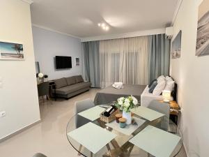 TV a/nebo společenská místnost v ubytování Irene Beach Front Luxury Suite