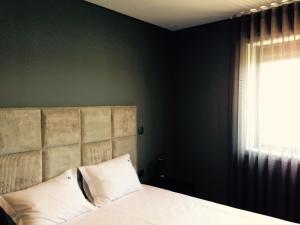 a bedroom with a bed and a window at Figurino do Douro in Melres