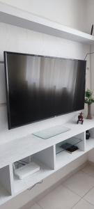 TV a/nebo společenská místnost v ubytování Excelente apartamento em Lauro de Freitas