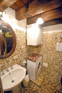 a bathroom with a sink and a washing machine at Appartmento Ca' Rio Marin in Venice +13 photos