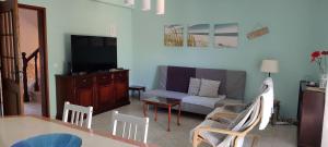 Et tv og/eller underholdning på Altura Beach Townhouse