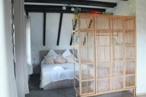 a bedroom with a bed and a wooden cage at Ferienwohnung Lodge am See - Terrasse - Kachelofen in ruhiger Lage nahe Schluchsee in Schluchsee