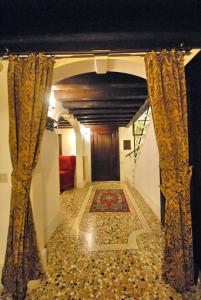 a hallway with curtains and a rug on the floor at Appartmento Ca' Rio Marin in Venice