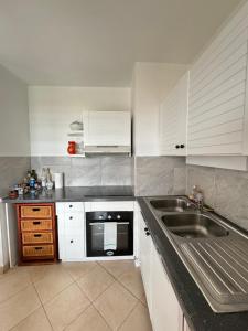 A cozinha ou kitchenette de Charmant studio vue mer imprenable, proche plage