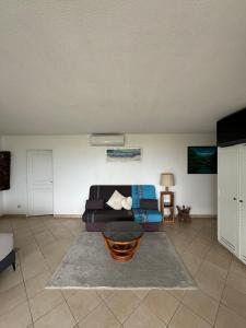 Uma área de estar em Charmant studio vue mer imprenable, proche plage