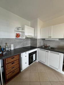 A cozinha ou kitchenette de Charmant studio vue mer imprenable, proche plage