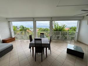 Uma varanda ou terraço em Charmant studio vue mer imprenable, proche plage