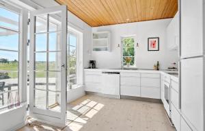 Η κουζίνα ή μικρή κουζίνα στο Nice Home In Millinge With Wifi