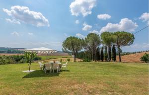 mesa y sillas en un campo con vistas en Amazing Home In Monteroni D'arbia, en Monteroni dʼArbia