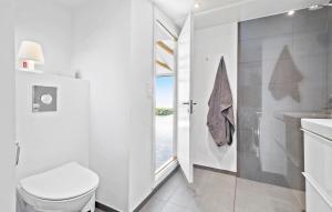 Ένα μπάνιο στο 2 Bedroom Beach Front Home In Rønde