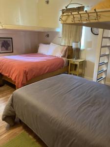 A bed or beds in a room at Mancos Inn