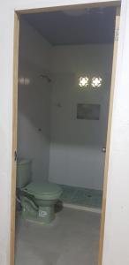 a bathroom with a green toilet in a room at Villa Marina in Moñitos