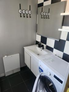 - une buanderie avec un lave-linge et un évier dans l'établissement Jim3, à Andravída