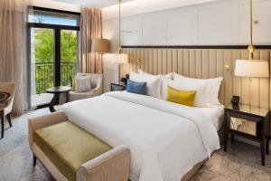 Voodi või voodid majutusasutuse The Alexander, a Luxury Collection Hotel, Yerevan toas