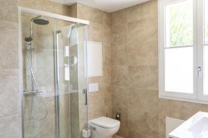 阿维尼翁新城Château de l'insolas的带淋浴和卫生间的浴室 更多33张照片