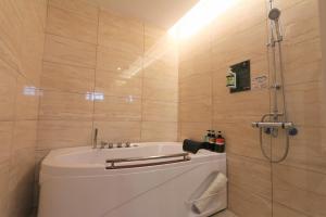 un bagno con vasca, lavandino e doccia di Kinmen Yu Yuan a Jincheng