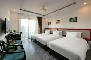 Postel nebo postele na pokoji v ubytování Hoi An Rose Garden Hotel