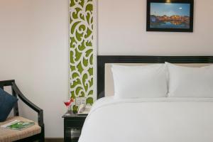 Postel nebo postele na pokoji v ubytování Hoi An Rose Garden Hotel