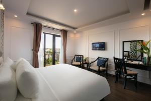 TV a/nebo společenská místnost v ubytování Hoi An Rose Garden Hotel