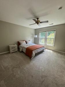 a bedroom with a bed and a ceiling fan at Cozy 3-bedroom townhome in Fairfax in Fairfax