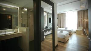 Ein Badezimmer in der Unterkunft A-Te Chumphon Hotel - SHA Plus