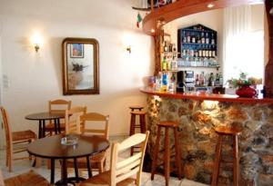 イオス島 チョーラにあるLa Lunaのテーブルと椅子のあるレストラン、バー