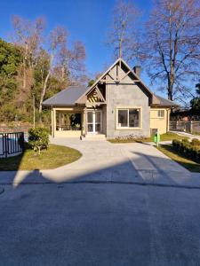 een huis met een oprit ervoor bij Hermosa casa en pucon in Pucón
