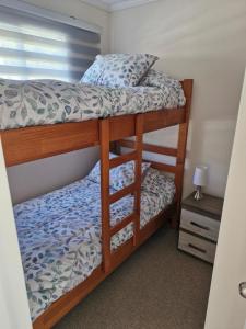 een slaapkamer met twee stapelbedden in een kamer bij Hermosa casa en pucon in Pucón