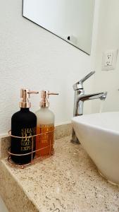 2 bouteilles sur un comptoir à côté d'un évier dans l'établissement Casa Itzae, à Playa del Carmen