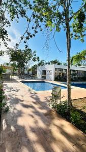 une piscine avec un bâtiment en arrière-plan dans l'établissement Casa Itzae, à Playa del Carmen