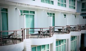 Ein Balkon oder eine Terrasse in der Unterkunft A-Te Chumphon Hotel - SHA Plus