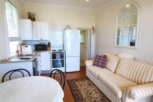 Η κουζίνα ή μικρή κουζίνα στο Direct Beachfront Paradise Retreat - The Coachhouse