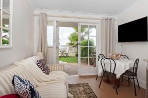 Μια τηλεόραση ή/και κέντρο ψυχαγωγίας στο Direct Beachfront Paradise Retreat - The Coachhouse +26 φωτογραφίες