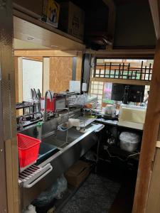 直島町にある一日限定一組の古民家の宿なんでもんのキッチン(シンク、たくさんの食器付)