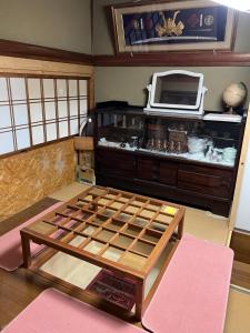 直島町にある一日限定一組の古民家の宿なんでもんのテーブルと電子レンジ付きの部屋 +37枚の写真