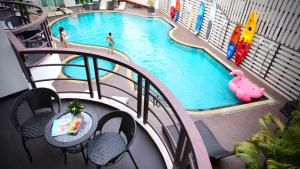 Der Swimmingpool an oder in der Nähe von A-Te Chumphon Hotel - SHA Plus