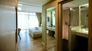 Ein Bett oder Betten in einem Zimmer der Unterkunft A-Te Chumphon Hotel - SHA Plus