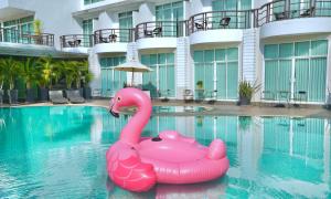 einen rosa aufblasbaren Flamingo in einem Pool in der Unterkunft A-Te Chumphon Hotel - SHA Plus in Chumphon