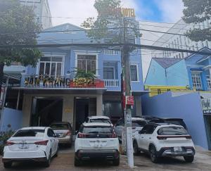 a group of cars parked in front of a building at KHÁCH SẠN VĂN KHANG in Bạc Liêu