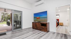 TV a/nebo společenská místnost v ubytování Boab Boat n Bush Getaway