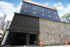 平泽市Pyeongtaek Moon Hotel的一栋高楼，楼顶还有一栋大楼