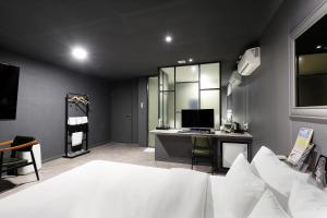 TV a/nebo společenská místnost v ubytování Pyeongtaek Moon Hotel