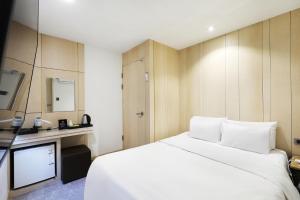 Pyeongtaek Moon Hotel客房内的一张或多张床位