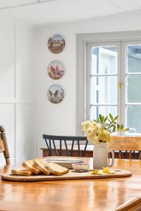 a table with bread and a plate of bread at Heysen Hideaway in Summertown