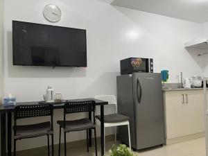 Köök või kööginurk majutusasutuses SFC Cool Suites by SMDC Tagaytay