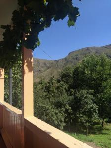 Uma vista geral da montanha ou uma vista da montanha a partir da casa de hóspedes