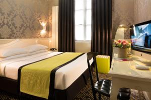 a hotel room with a bed and a desk at Hotel Design Sorbonne in Paris